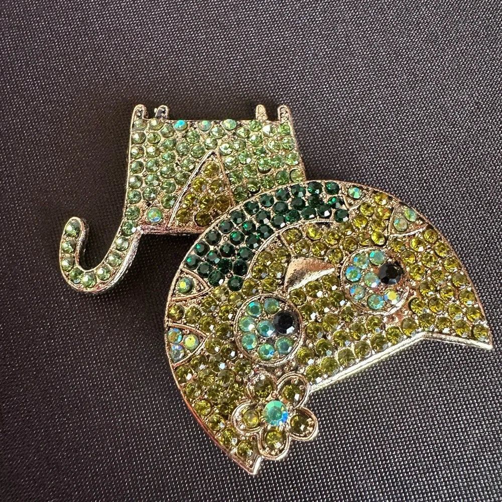 Rhinestone cat in shades of green brooch - Picture 2 of 4